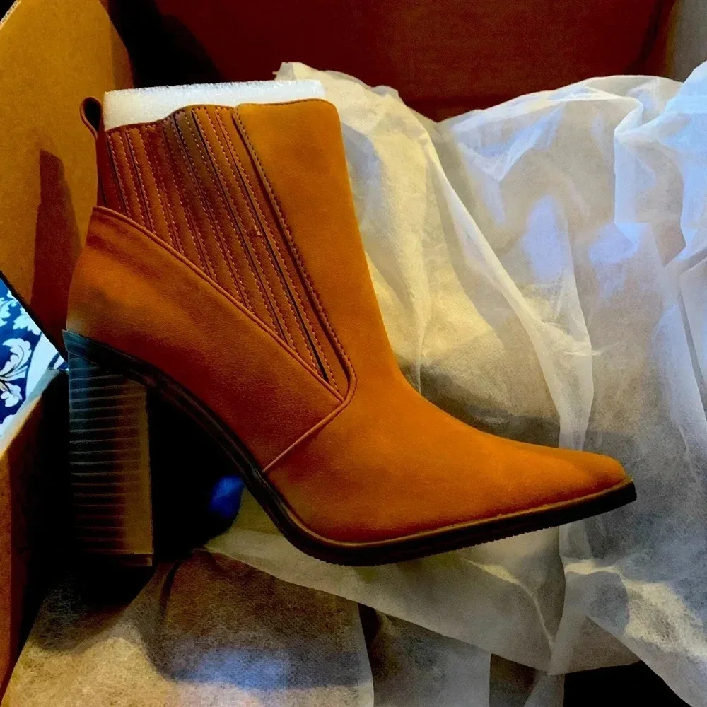 PLEATHER BOOTIES IN CAMEL size 6 1/2